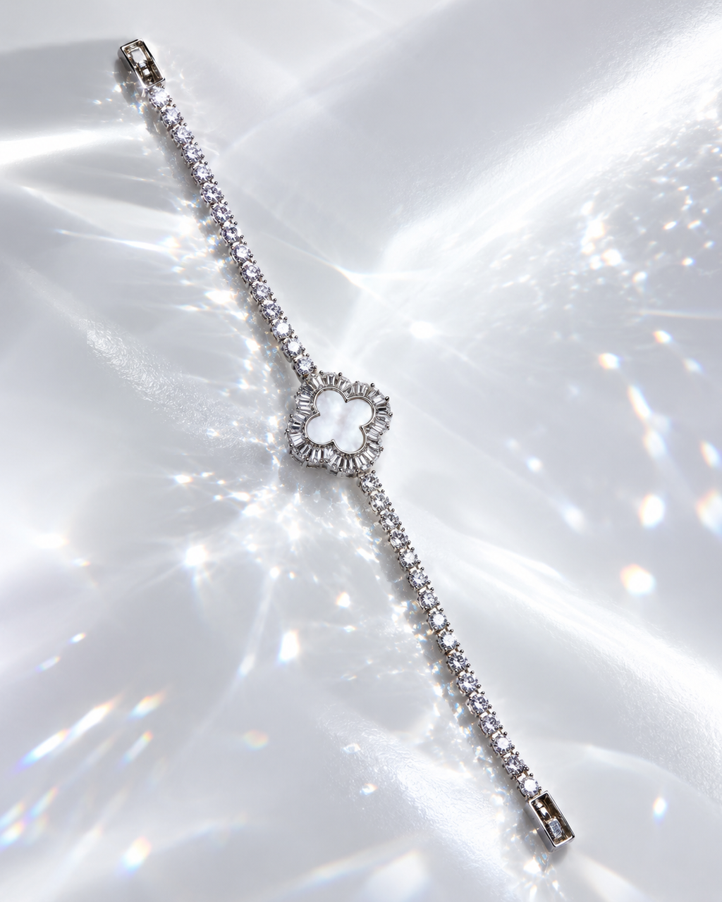 Lumière Four-Leaf Clover Mother of Pearl Detailed Zircon Stone Bracelet